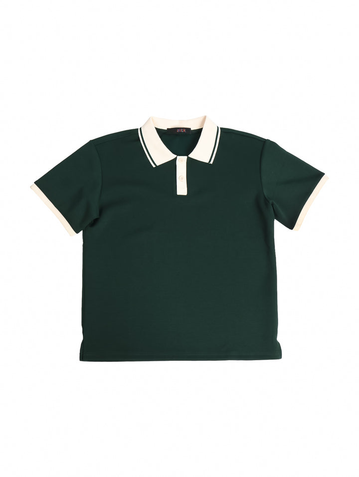 Niño vistiendo una playera polo color verde con cuello y bordes de manga en color blanco.