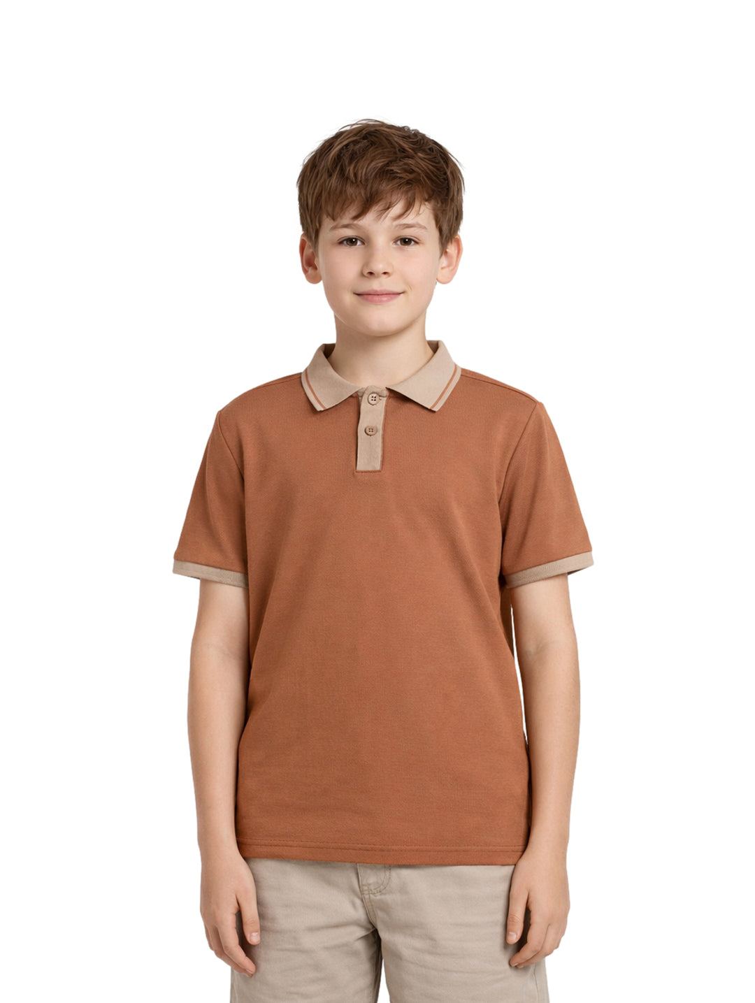 Niño vistiendo una playera polo color café con cuello y bordes de manga en tono beige.