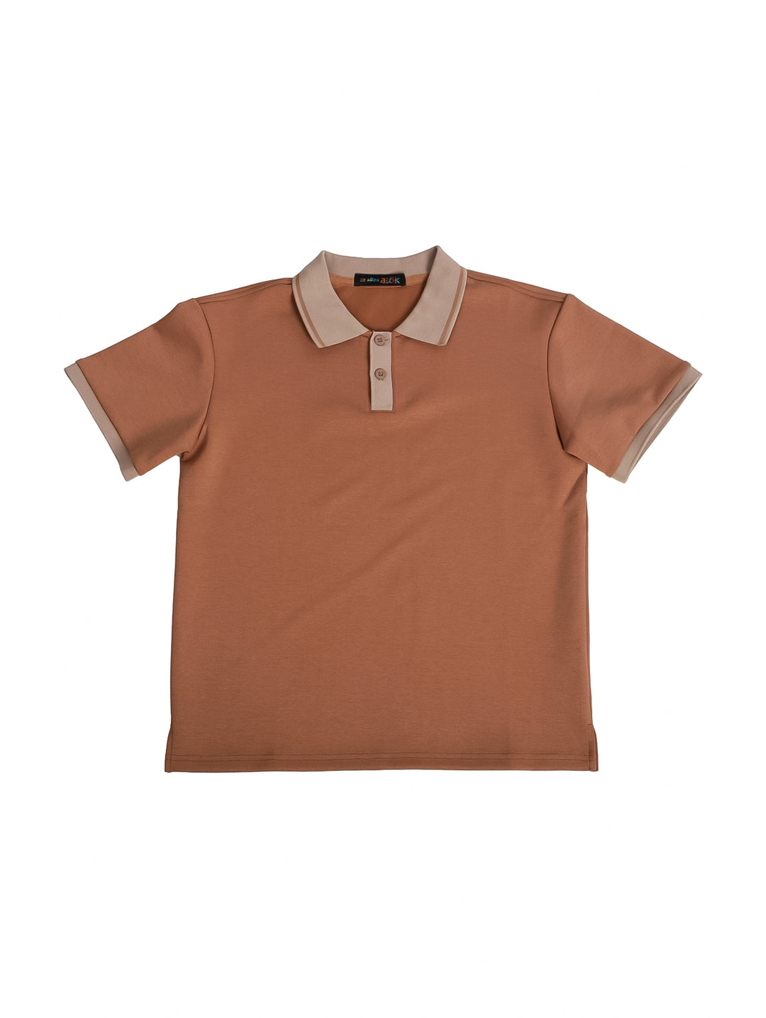 Niño vistiendo una playera polo color café con cuello y bordes de manga en tono beige.