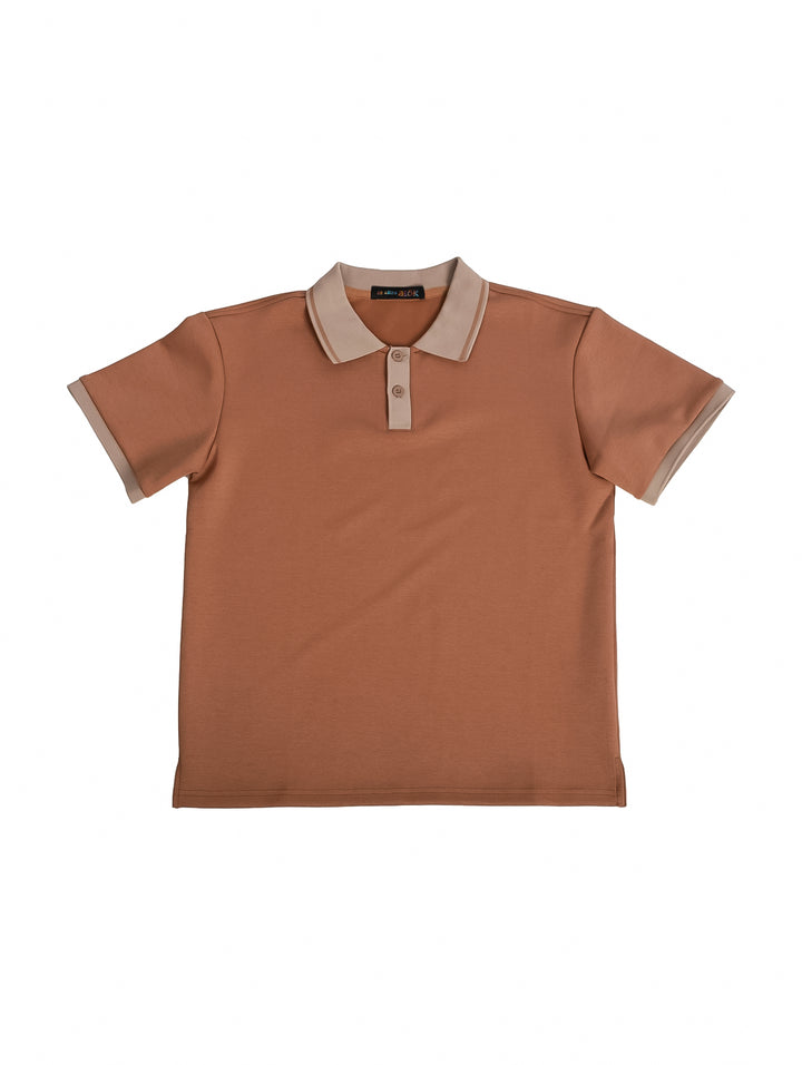 Niño vistiendo una playera polo color café con cuello y bordes de manga en tono beige.