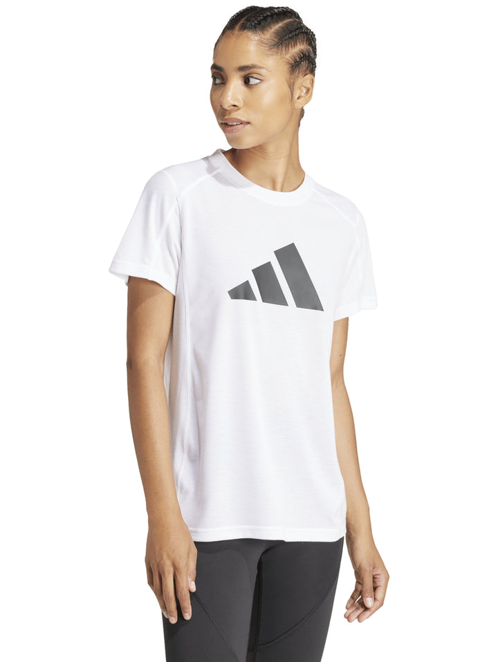 Camiseta deportiva blanca de manga corta con logo frontal de Adidas.