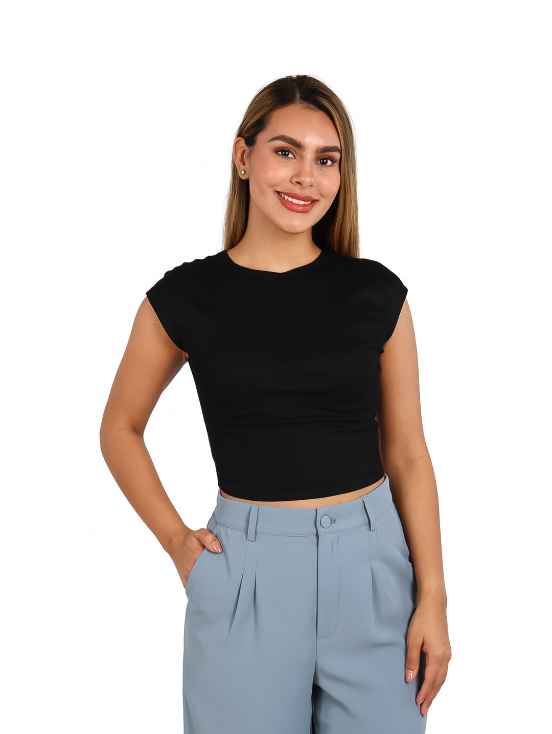Mujer vistiendo un crop top negro de manga corta y pantalones azul claro.
