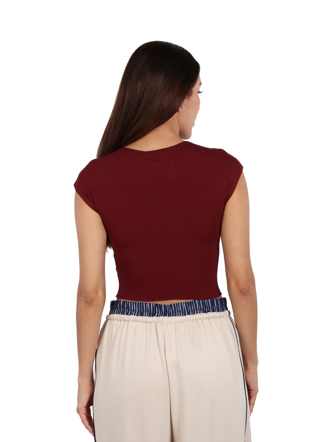 Mujer vistiendo un crop top de manga corta color burgundy de la marca ATOK.