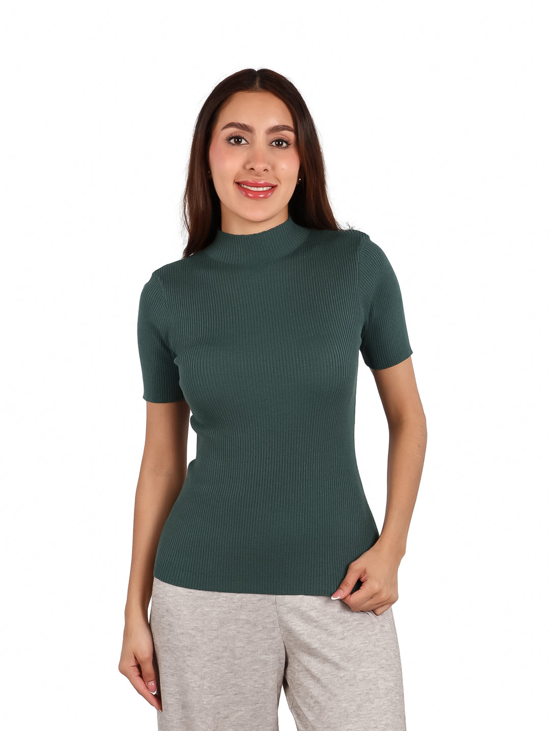 Mujer vistiendo una blusa ajustada de color azul aqua con cuello alto y manga corta.