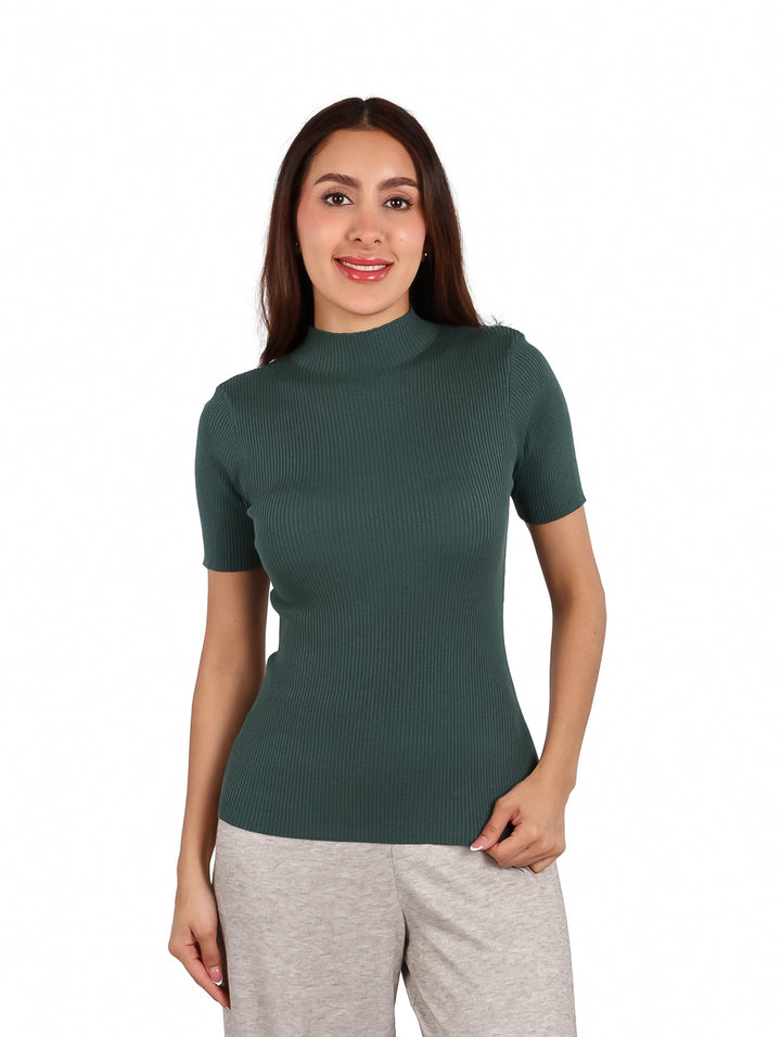 Mujer vistiendo una blusa ajustada de color azul aqua con cuello alto y manga corta.