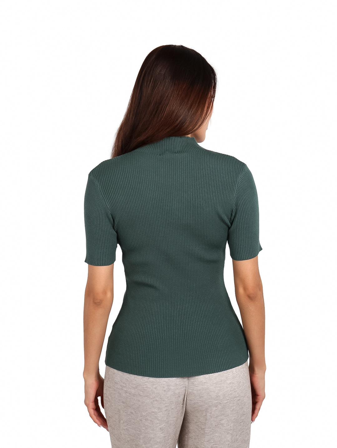 Mujer vistiendo una blusa ajustada de color azul aqua con cuello alto y manga corta.