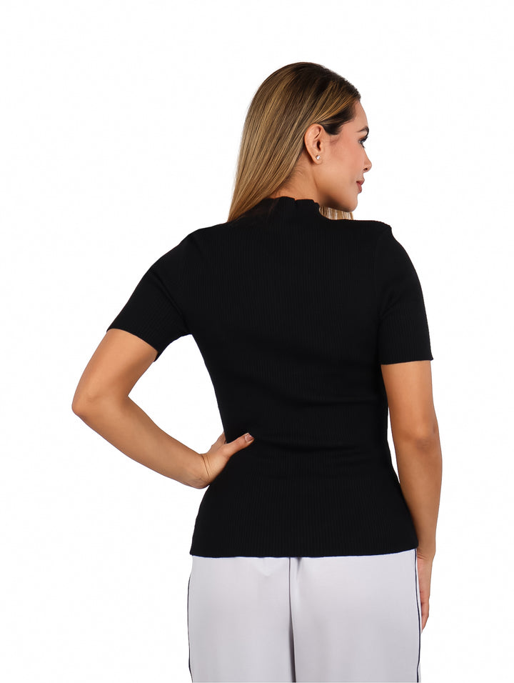 Mujer vistiendo una blusa negra de manga corta y cuello alto.