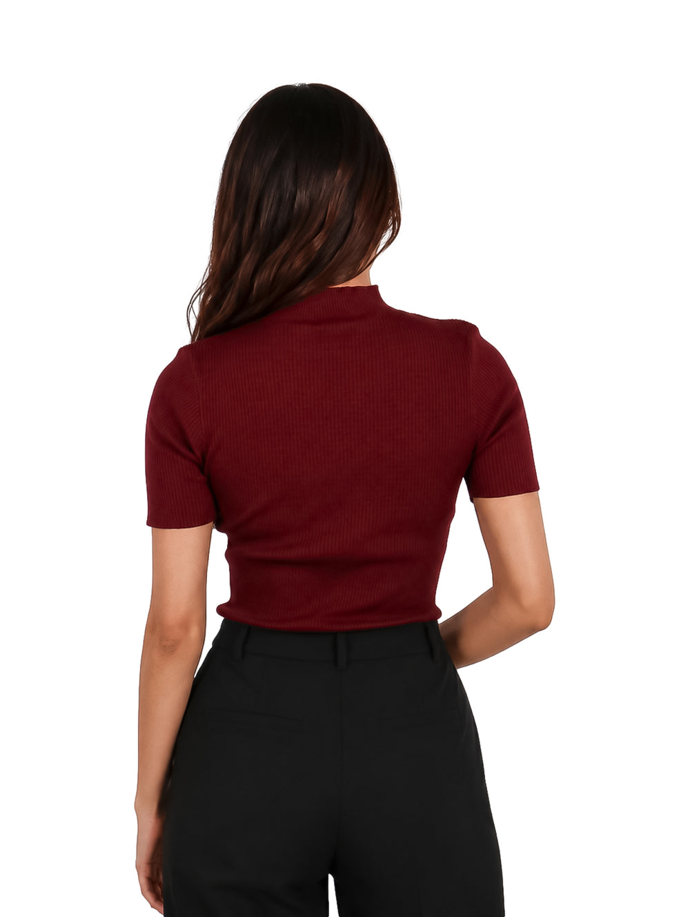 Mujer vistiendo una blusa ajustada de color vino con cuello alto y manga corta.