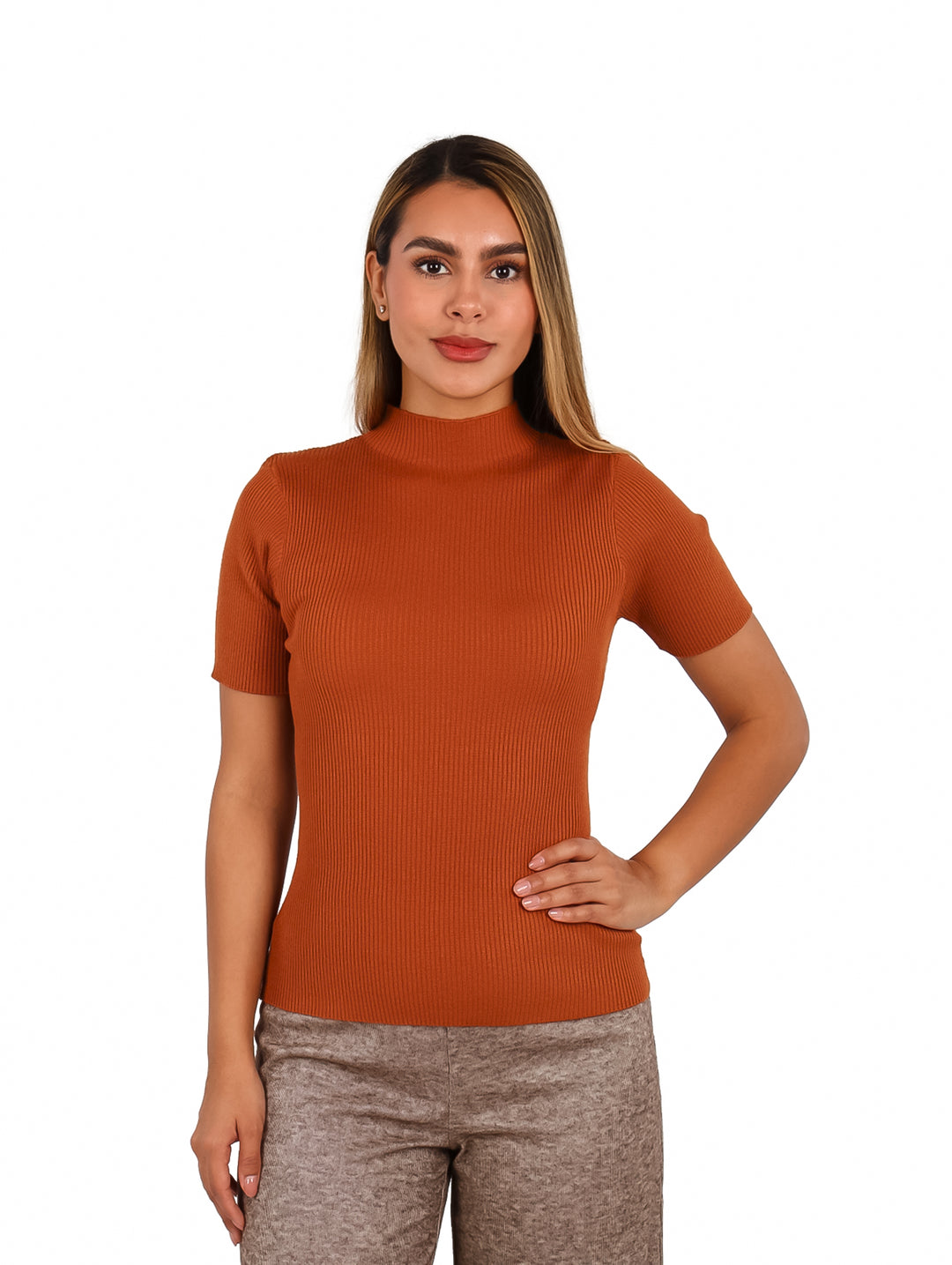 Mujer vistiendo blusa ajustada de color naranja con cuello alto y manga corta.
