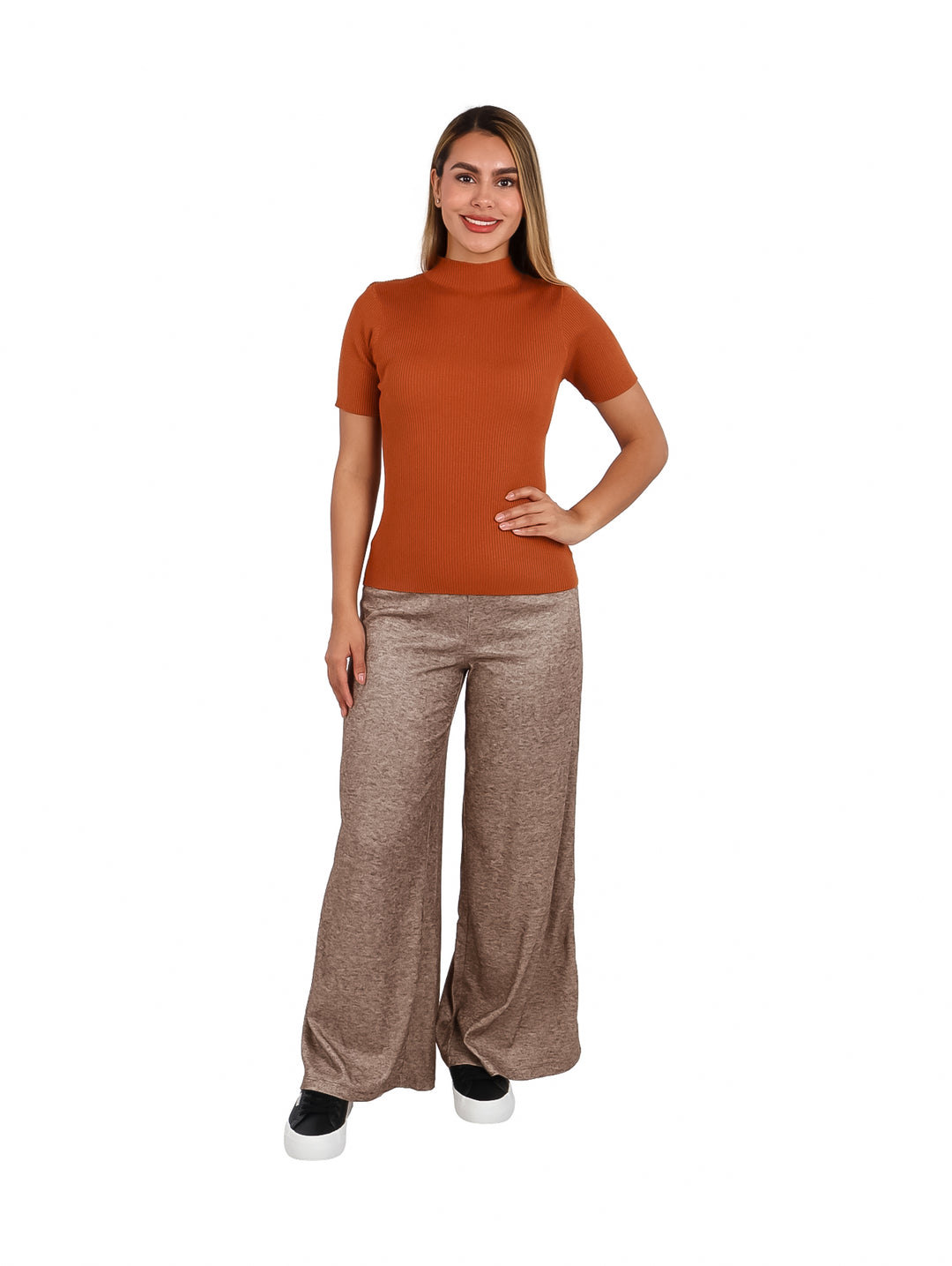Mujer vistiendo blusa ajustada de color naranja con cuello alto y manga corta.