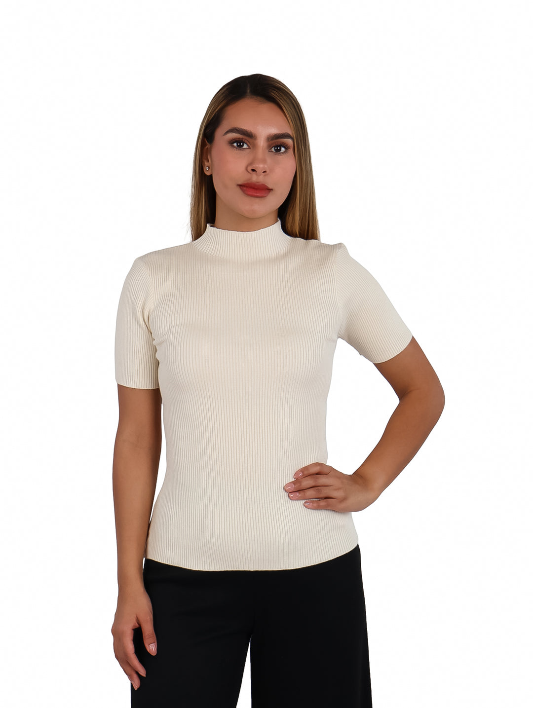 Mujer modelando blusa color ivory de cuello alto y manga corta con textura acanalada.