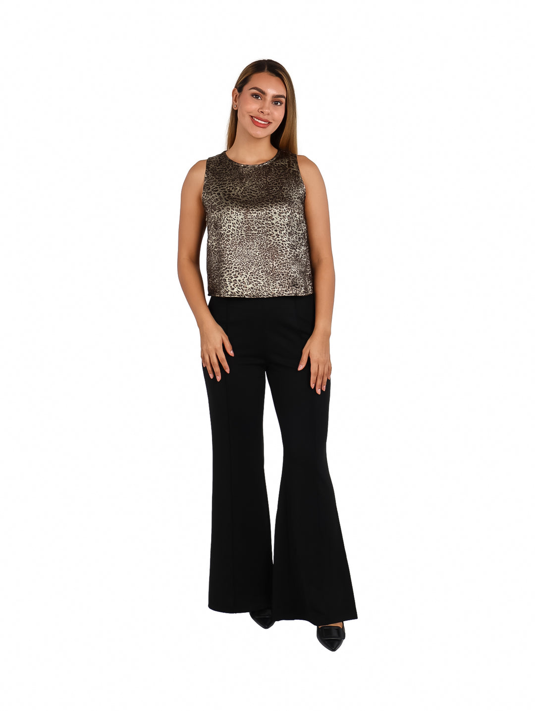 Mujer modelando una blusa sin mangas con estampado de leopardo y pantalones negros.