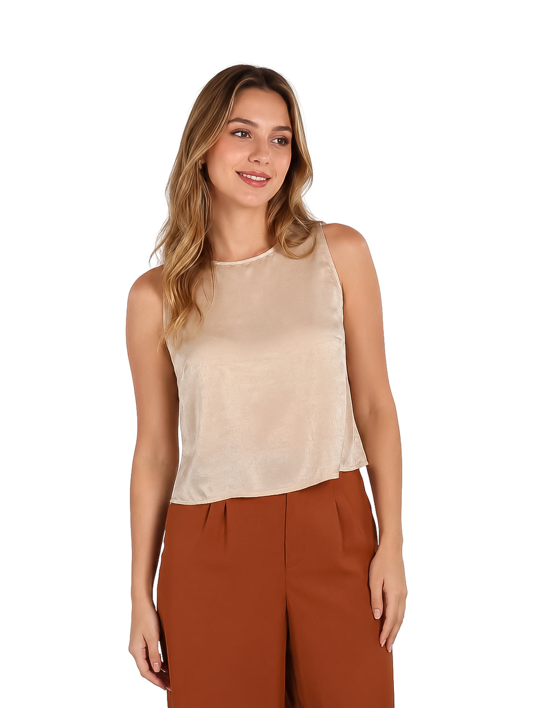 Mujer vistiendo una blusa beige sin mangas de estilo elegante.