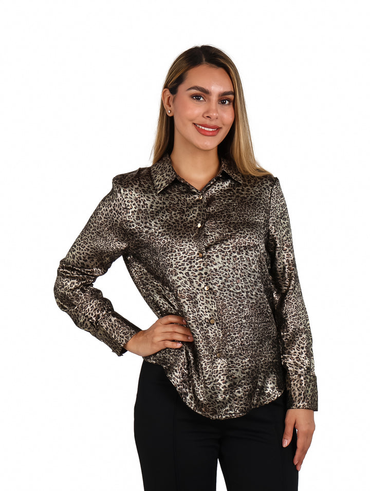 Mujer vistiendo camisa de botones con estampado de leopardo en tonos dorados y negros.