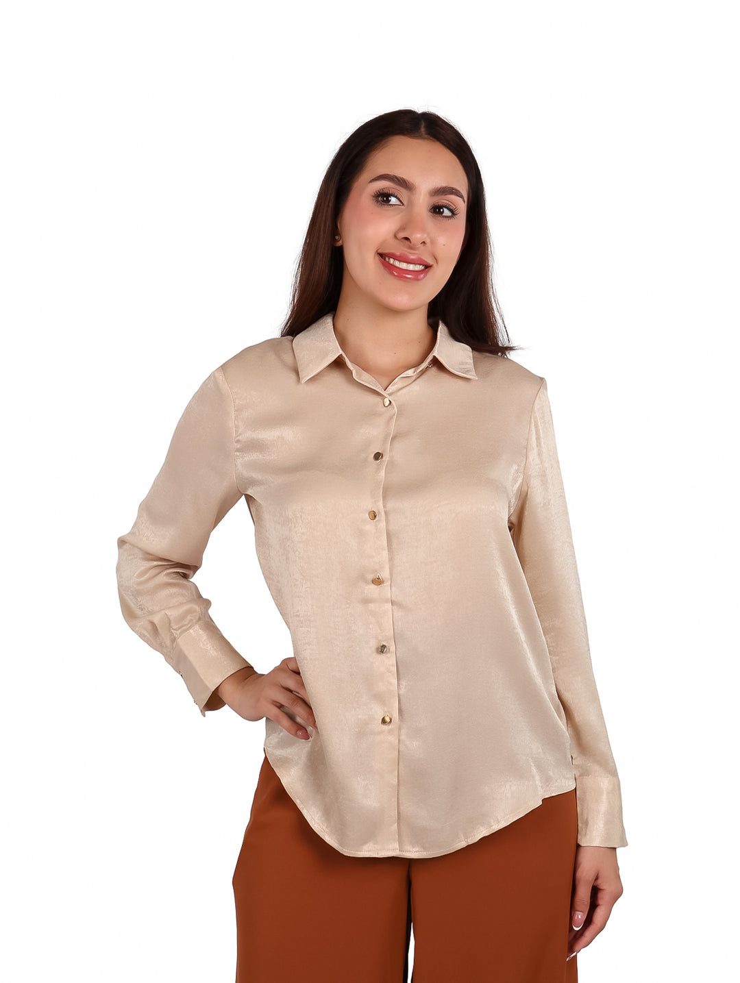 Mujer vistiendo una camisa beige de satín con botones y pantalones color café.