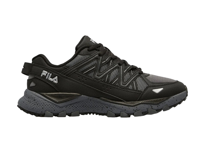 Tenis deportivos FILA Firetrail Evo en color negro con suela gris robusta para terreno irregular.