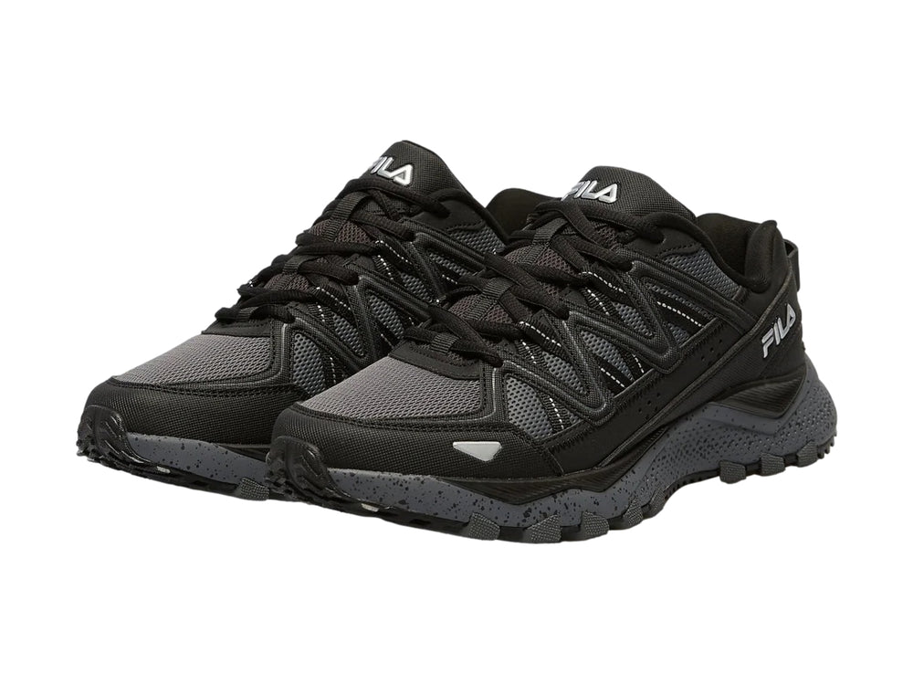 Tenis deportivos FILA Firetrail Evo en color negro con suela gris robusta para terreno irregular.