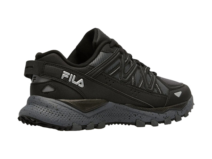 Tenis deportivos FILA Firetrail Evo en color negro con suela gris robusta para terreno irregular.