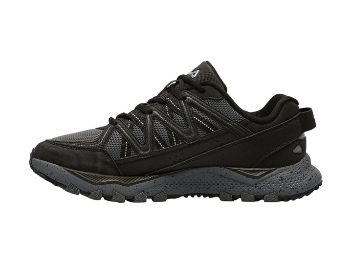 Tenis deportivos FILA Firetrail Evo en color negro con suela gris robusta para terreno irregular.