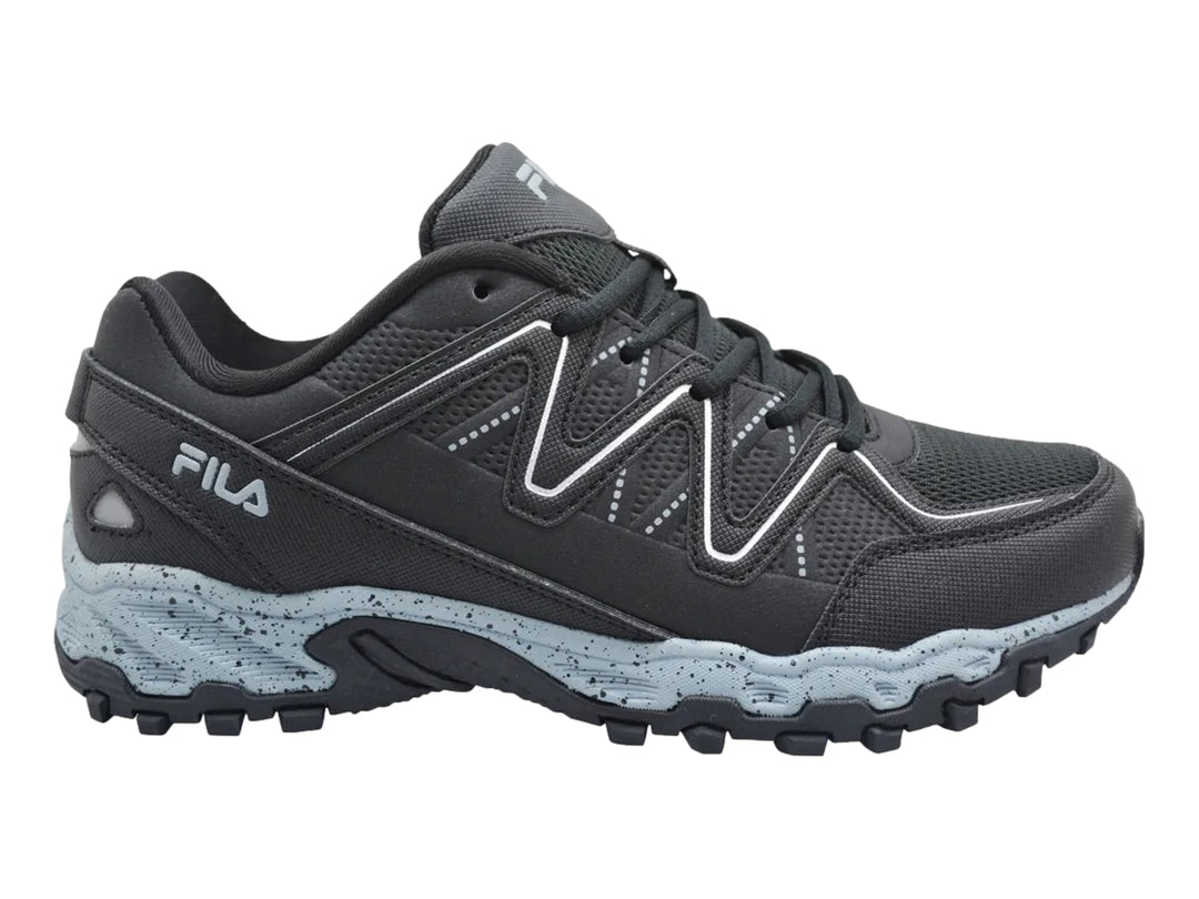 Zapato deportivo FILA Firetrail Evo en color negro con detalles en gris y suela texturizada para niños.