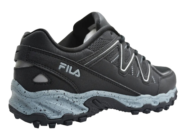 Zapato deportivo FILA Firetrail Evo en color negro con detalles en gris y suela texturizada para niños.