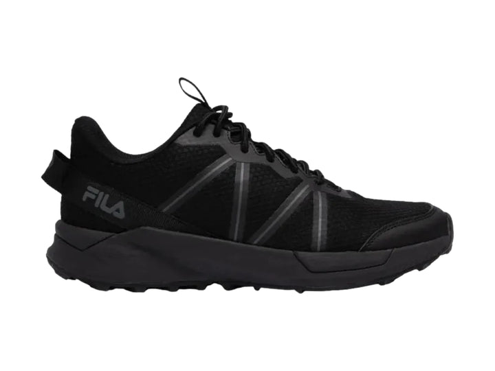 Tenis deportivos FILA color negro con detalles en gris oscuro y suela robusta.
