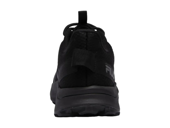 Tenis deportivos FILA color negro con detalles en gris oscuro y suela robusta.