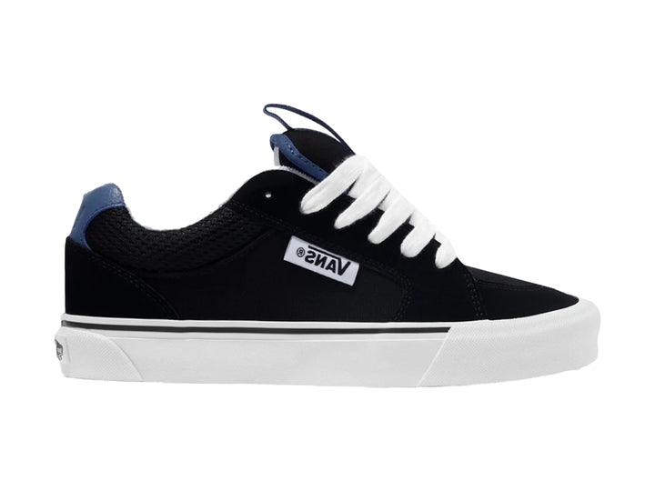 Tenis VANS modelo Chukka Push en color negro con suela y cordones blancos y detalles en azul.