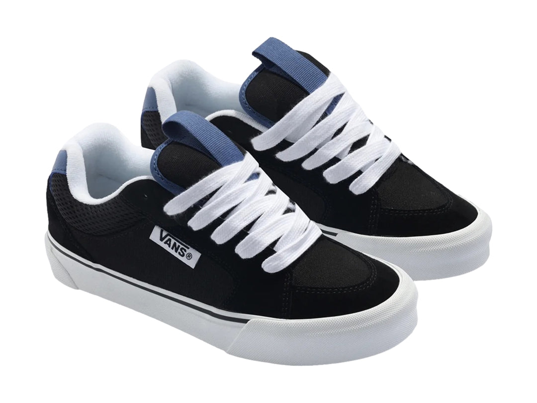 Tenis VANS modelo Chukka Push en color negro con suela y cordones blancos y detalles en azul.