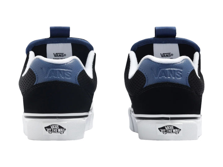 Tenis VANS modelo Chukka Push en color negro con suela y cordones blancos y detalles en azul.