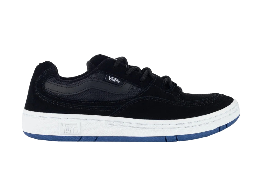 Tenis VANS modelo Speed en color negro con suela blanca y detalle azul en la base.