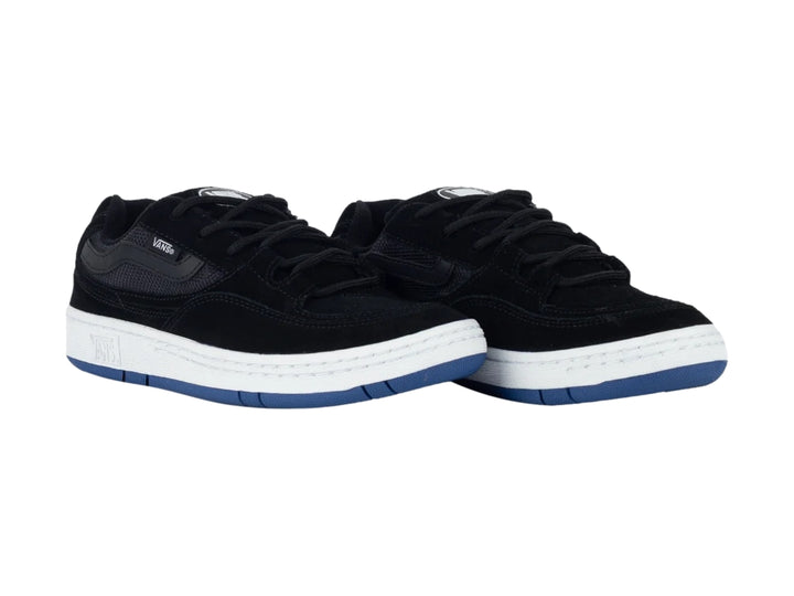 Tenis VANS modelo Speed en color negro con suela blanca y detalle azul en la base.
