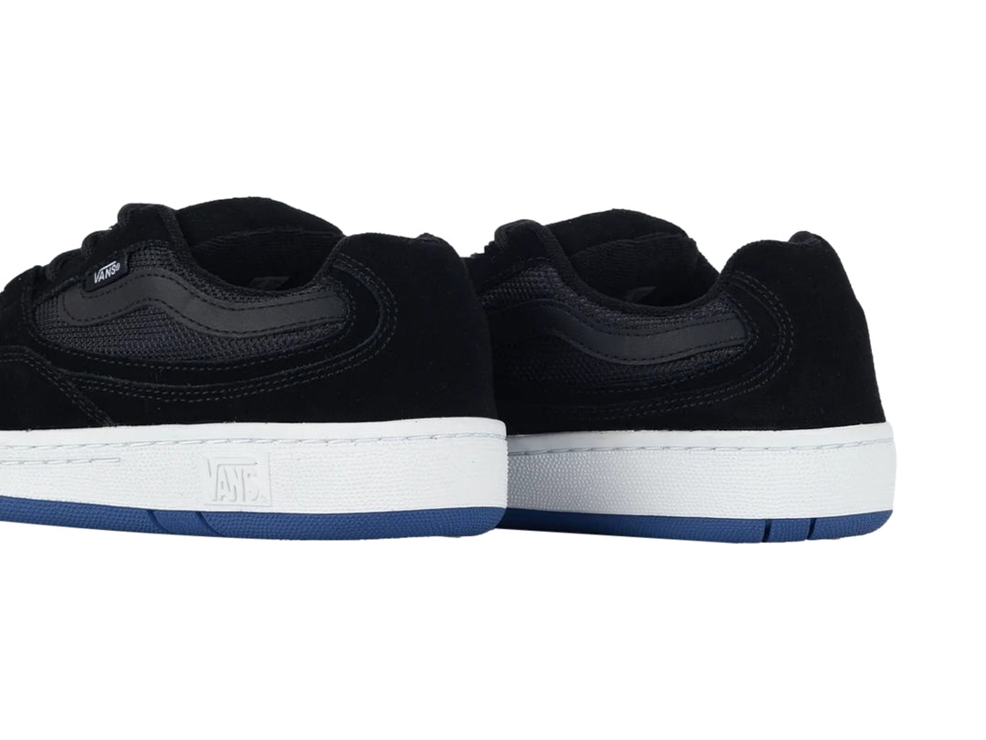 Tenis VANS modelo Speed en color negro con suela blanca y detalle azul en la base.