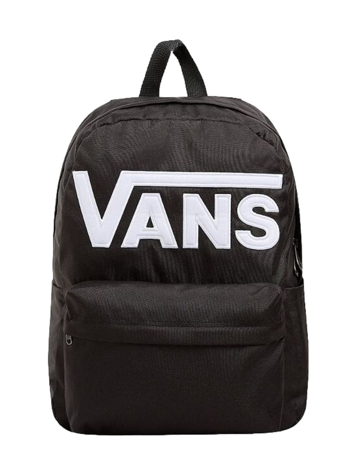 Mochila escolar Vans de color negro con logotipo blanco prominente en el centro y bolsillo frontal.