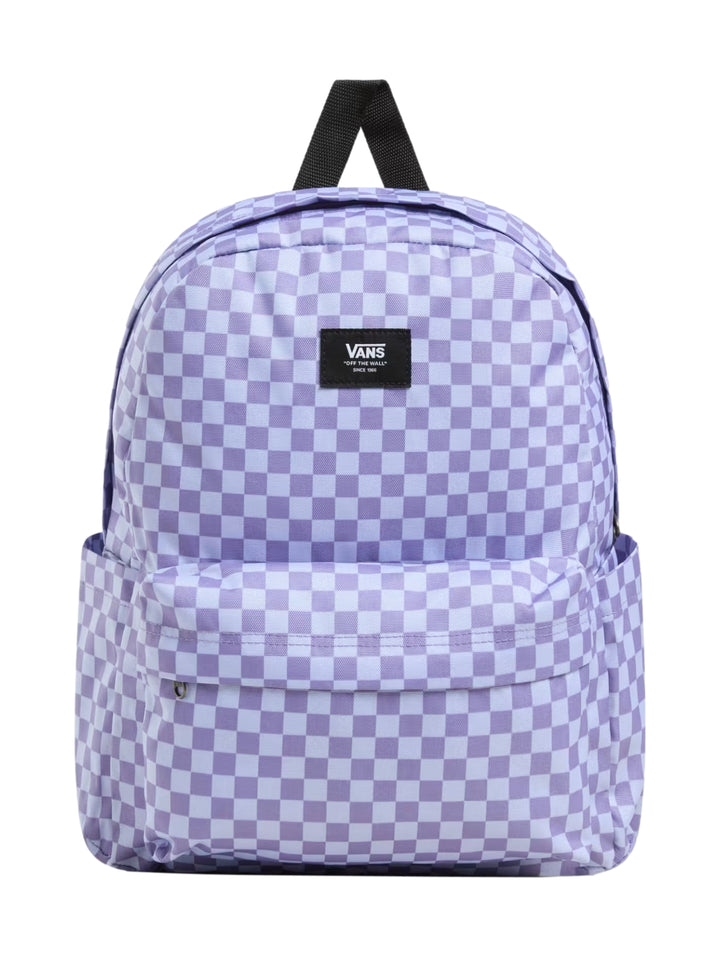 Mochila Vans color morado con estampado de cuadros blancos, bolsillo frontal y asa superior negra.