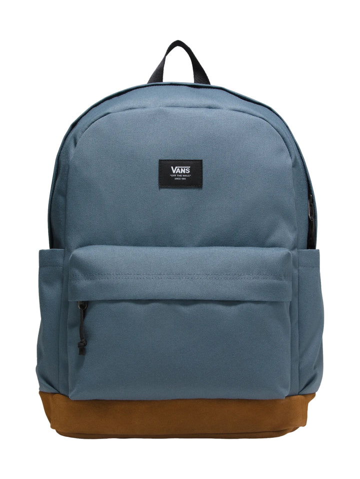 Mochila Vans Old Skool Sport en color azul tormenta con base café y logotipo frontal negro.