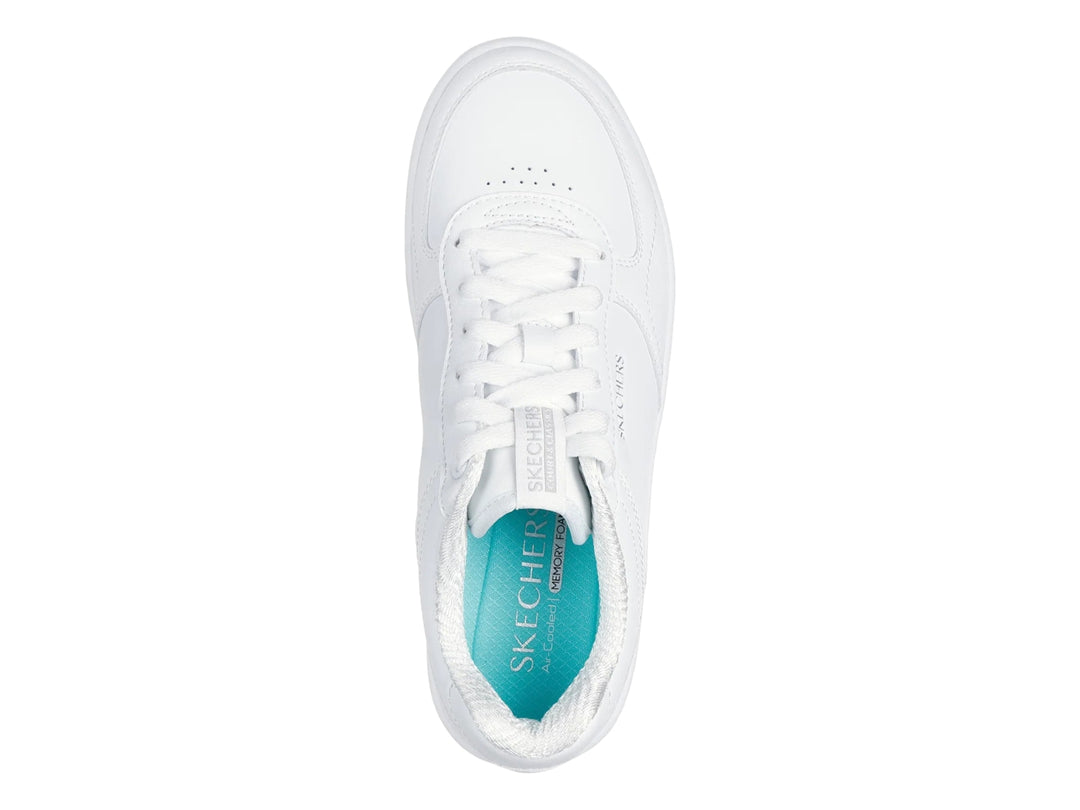Tenis Skechers Sport Court 2.0 en color blanco, vista lateral.