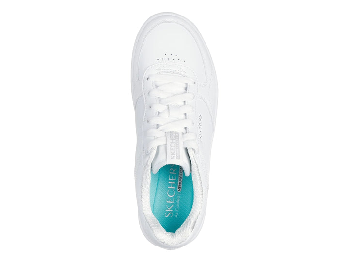 Tenis Skechers Sport Court 2.0 en color blanco, vista lateral.
