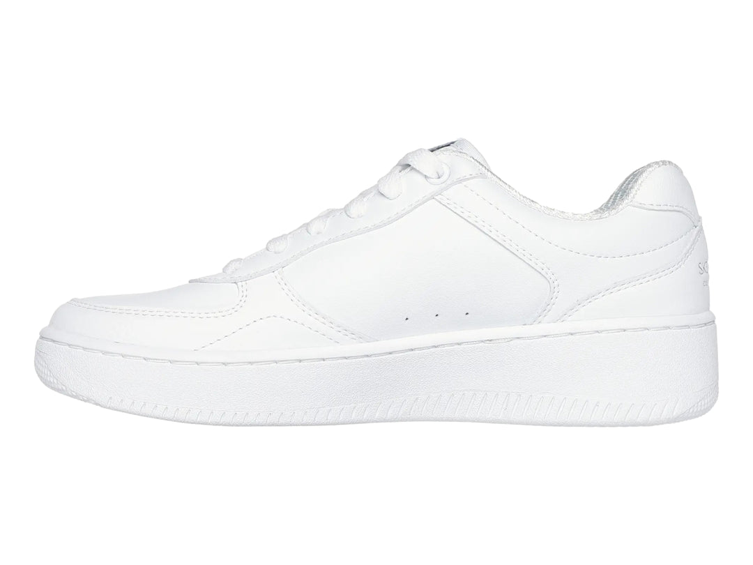 Tenis Skechers Sport Court 2.0 en color blanco, vista lateral.