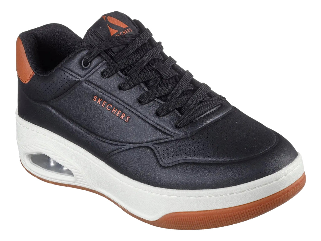 Tenis Skechers Uno Court color negro con detalles marrón y suela blanca con cámara de aire visible.