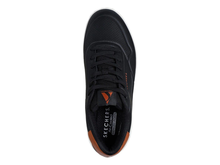 Tenis Skechers Uno Court color negro con detalles marrón y suela blanca con cámara de aire visible.