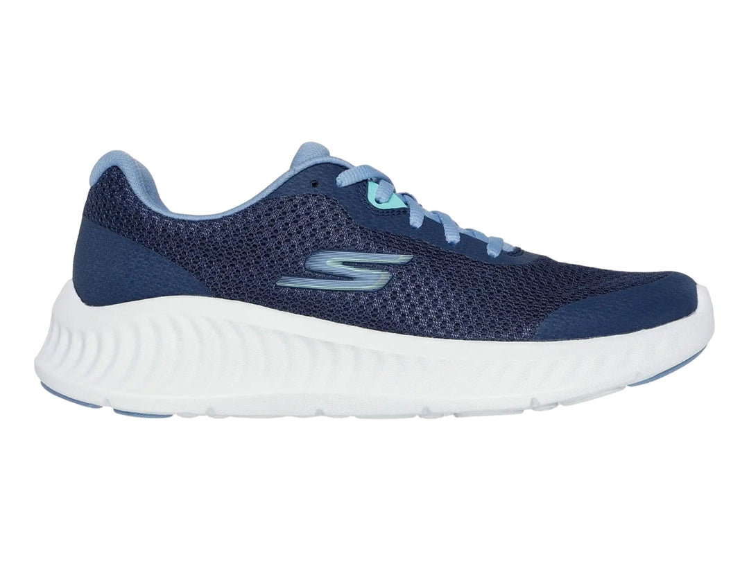 Tenis deportivos Skechers color azul marino con suela blanca y detalles en azul claro.