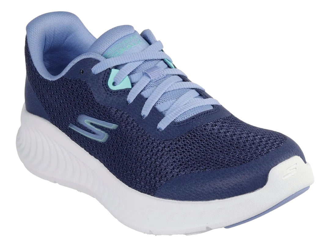 Tenis deportivos Skechers color azul marino con suela blanca y detalles en azul claro.
