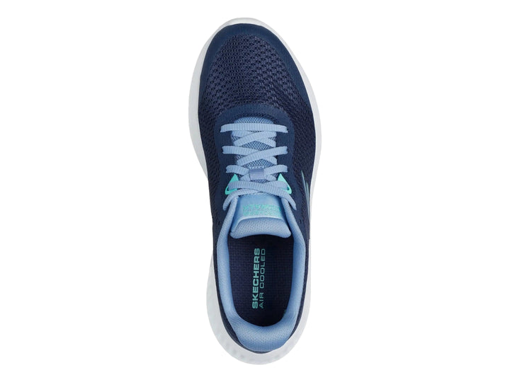 Tenis deportivos Skechers color azul marino con suela blanca y detalles en azul claro.