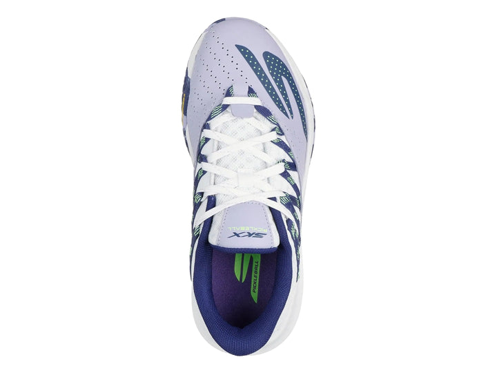 Tenis deportivos Skechers Viper Court Rally en color blanco y azul con detalles en morado claro.