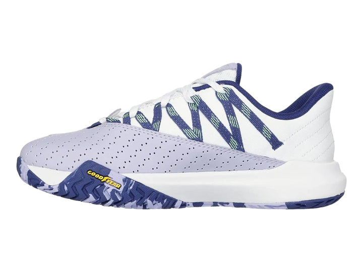Tenis deportivos Skechers Viper Court Rally en color blanco y azul con detalles en morado claro.