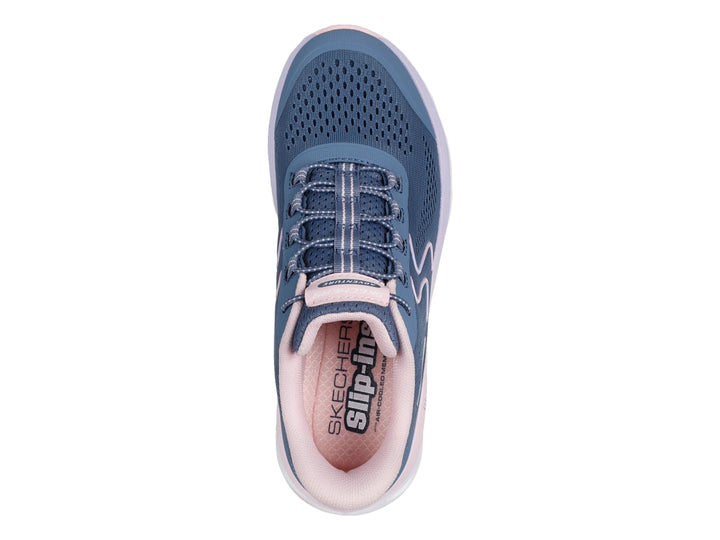 Tenis deportivos Skechers color azul pizarra con detalles rosa y suela blanca Glide-Step.