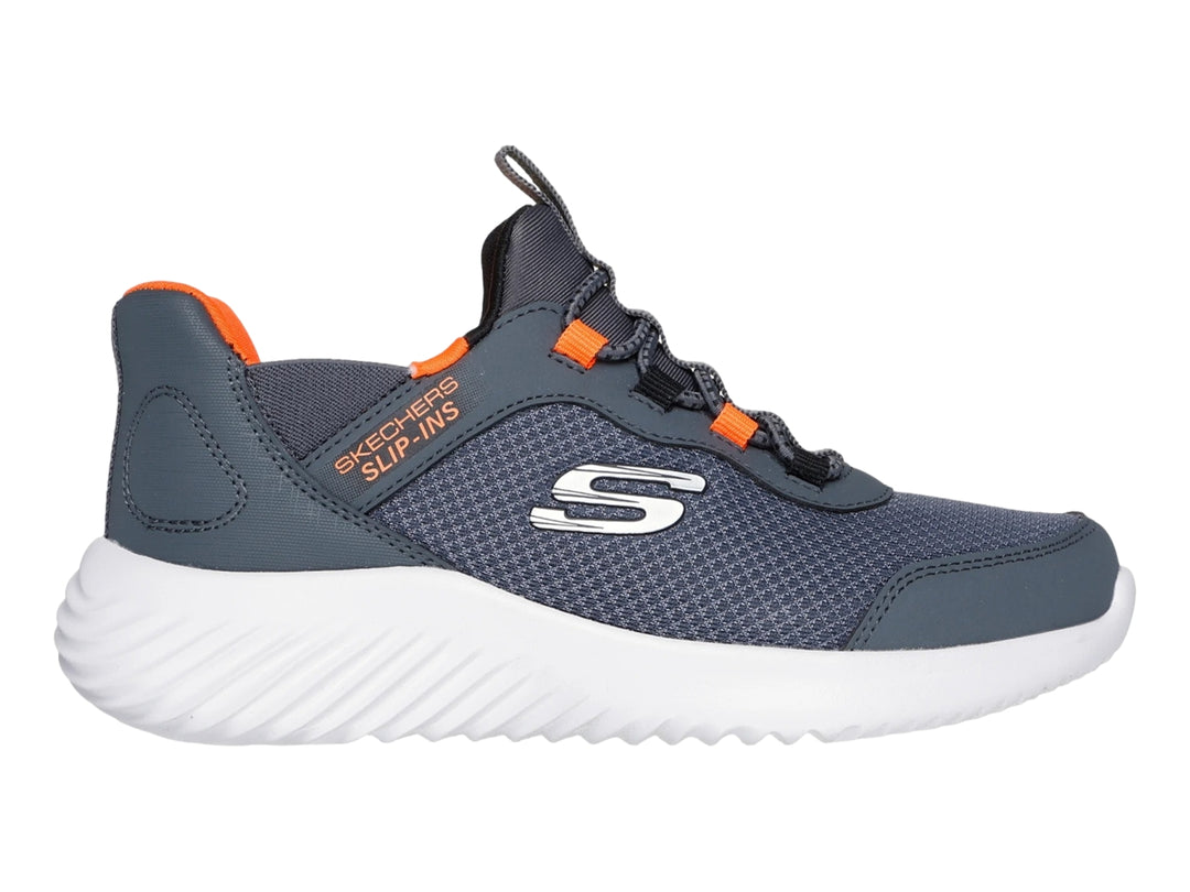 Tenis deportivos Skechers color gris carbón con detalles en naranja y suela blanca para niño.