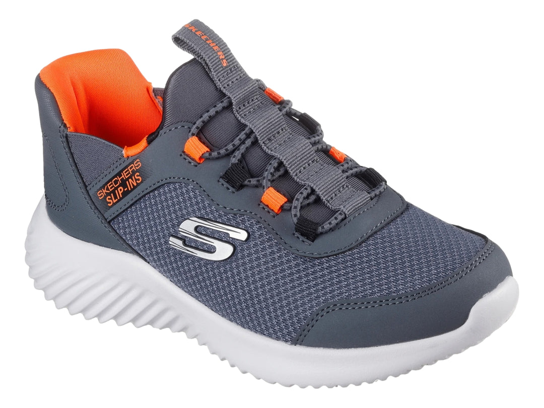 Tenis deportivos Skechers color gris carbón con detalles en naranja y suela blanca para niño.