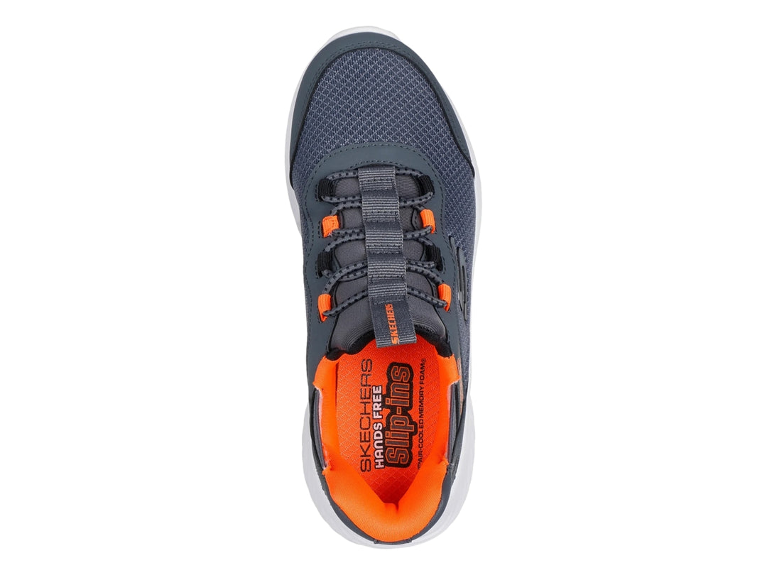 Tenis deportivos Skechers color gris carbón con detalles en naranja y suela blanca para niño.